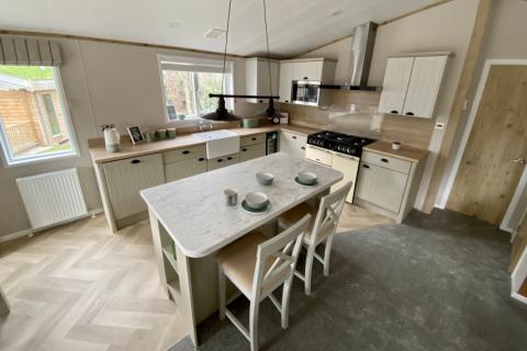 Debonair Lodge kitchen breakfast island