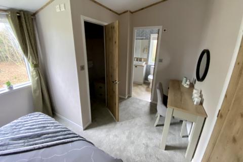 doubel bedroom with en-suite bathroom in the 2021 Atlas Debonair Lodge