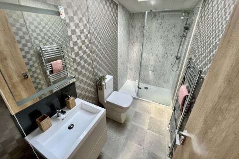 luxury shower room in the 2022 Swift Toronto