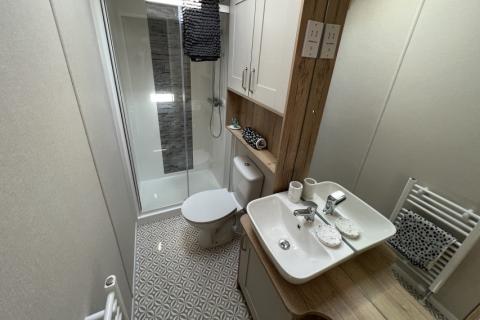 Shower room with wc and sink